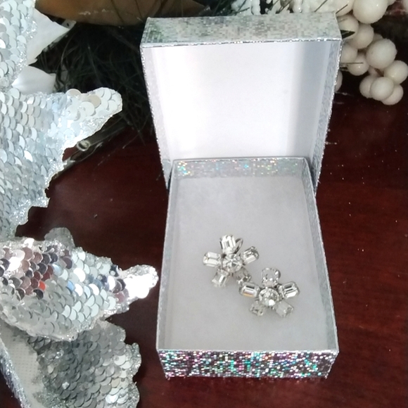 Vintage Albert Weiss Floral Earrings - Picture 6 of 13